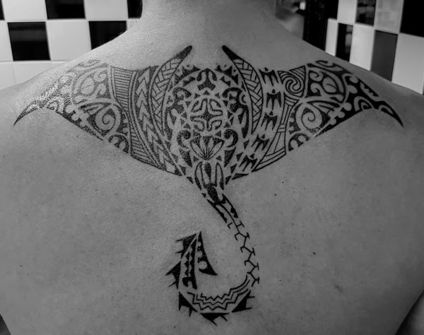 Hzzl - Back manta tattoo