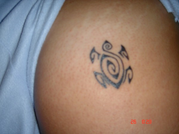 Laura - Polynesian turtle tattoo photo