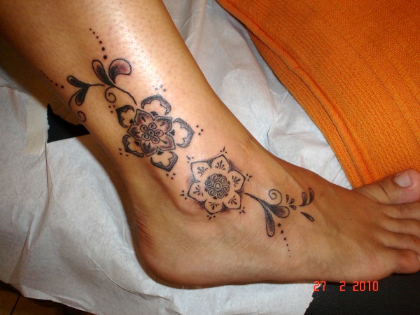 Sidnei - Mehndi flowers tattoo